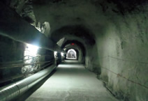 図版：仮の床コンクリートを打設したアームトンネル