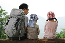 図版：週末は家族で山登りを楽しむという若村さん
