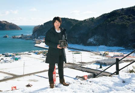 写真：父との思い出の地に立つ鈴木麻弓さん