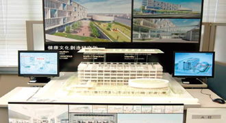 図版：模型などの展示を見比べて社員全員が投票を行った