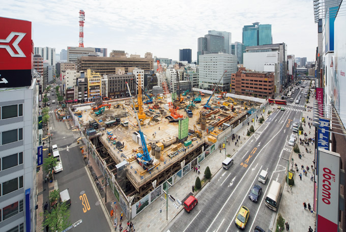 写真：現場全景。作業構台上で工事が進められる（2015年4月）