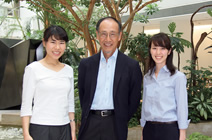 写真：國生剛治教授（中央），岡田さん（左）と笹岡さん