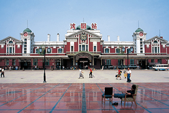 写真：東京駅をモデルにした瀋陽駅（旧・奉天駅）