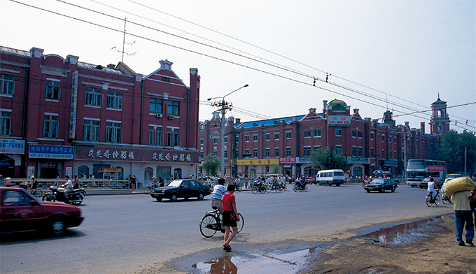 写真：駅前広場をはさんで瀋陽駅に面する赤レンガの建築群