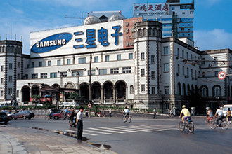 写真：旧・奉天ヤマトホテル。中山広場（旧・奉天大広場）に面して建つ
