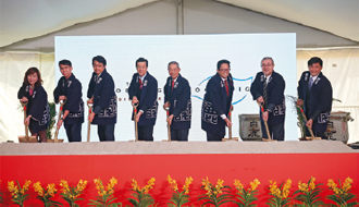 写真：3月28日の起工式には，SPHのリー・ブンヤン会長（左から5人目），越島副社長（同3人目），KDの大石社長（右から2人目）ら，多数の関係者が出席した