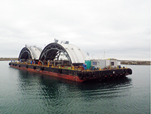 写真：ユニットを海上輸送で現場に搬入する