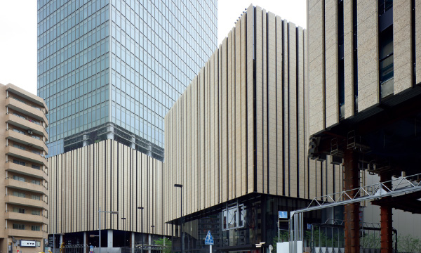 図版：木立をモチーフとした3棟の外装がハレの場を包み込む