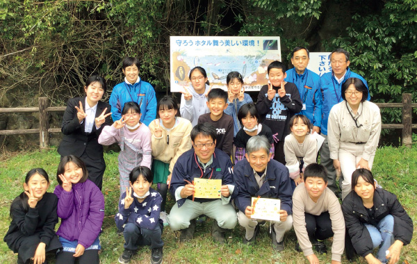 図版：今年3月にも南関第二小学校の子どもたちとともにホタル幼虫とカワニナの放流を行った