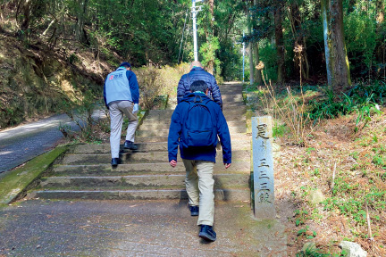 図版：最後は切幡寺へ続く333段の石段を上る