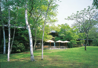 写真：軽井沢の自然の中に溶け込んだ「ホテル鹿島ノ森」