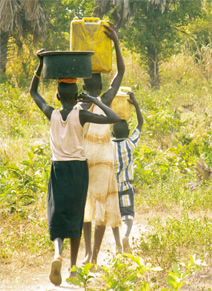 写真：ローラー以前はバケツを頭や肩に載せて水を運んでいたため，子どもや女性の身体への負担が懸念されていた