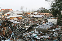 写真：震災翌日の日本製紙石巻工場正門前