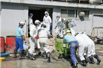写真：日本製紙グループ従業員による必死の作業