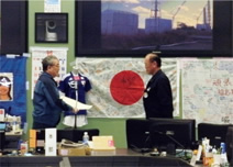 写真：事故収束に向けた工程表ステップ2完了に伴い，東京電力の西澤俊夫社長（左）から感謝状を受領する高木所長