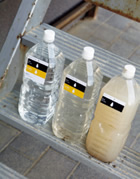 写真：pic.5 白・黄・黒の3色で，水の状態（飲料水，生活用水，排水）を判別する「トリアージタグ」。トリアージは，災害時などでの負傷の程度による治療優先順位の区分け（Triage）に由来する