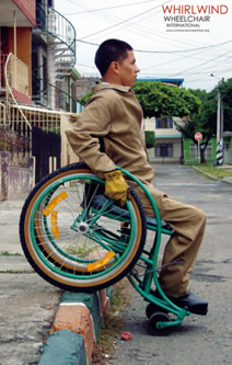 写真：pic.11 サンフランシスコ州立大学の教授，ラルフ・ホチキス氏とその学生たちが考案した新しい車椅子のデザイン。舗装の破損や高低差など道路の様々な状態に対応することができる© Whirlwind Wheelchair International