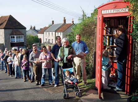 写真：pic.13 ストックできる本の数はごくわずか。地域には多くの利用者がいる © Bob Dolby