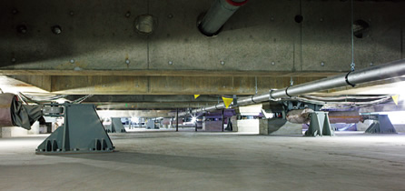 写真：1階と地下の間に広がる免震層。アイソレータ352台とオイルダンパー158台が地震の揺れから駅舎を守る
