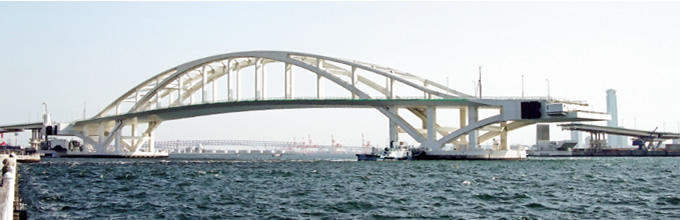 写真：夢舞大橋（2002年完成）：中央径間280mのアーチ橋が水に浮かんでいて，大阪港の主航路に支障が生じたとき，回転させて航路が開けられるようになっている