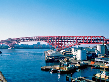 写真：港大橋（1974年完成）：主橋梁部は中央径間510m，全長980mの3径間ゲルバートラス橋。この形式では日本一，世界第3位の径間長をもつ