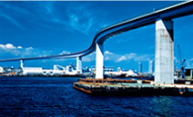 写真：なみはや大橋（1995年完成）：主橋梁部は3径間連続鋼床版箱桁。尻無川の河口を渡る中央径間の250mは日本最長である