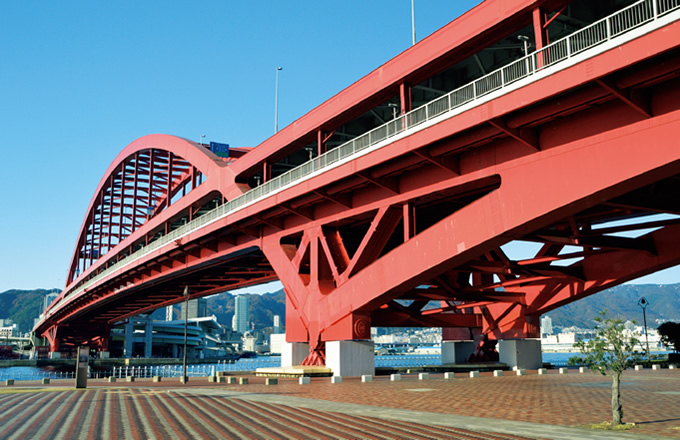 写真：神戸大橋（1970年完成）：神戸のポートアイランドへの玄関口。中央径間217mのバランスドアーチ橋