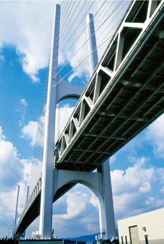 写真：東神戸大橋（1992年完成）：湾岸線西伸部を飾る斜張橋。中央径間は485mに達する