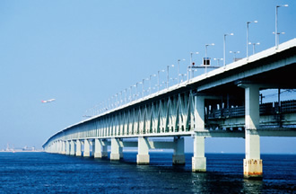 写真：関西国際空港連絡橋（1994年全面開通）：全長3,750m，大部分はトラス構造で，上段は道路，下段は鉄道に利用されている