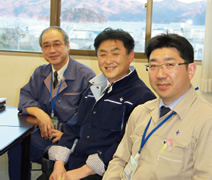 写真：山田町教育委員会。左から吉田正夫さん，芳賀道行さん，田畑作典さん