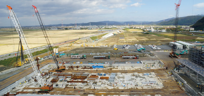 写真：北棟建設現場。本棟と同じく，免震装置が設置されている（2014年10月）