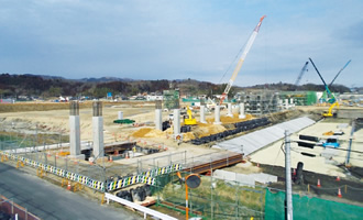 写真：高架橋はRCラーメン造，スパン約20m。工区内は遺跡が多く，切土工は慎重に行われた（2015年2月）