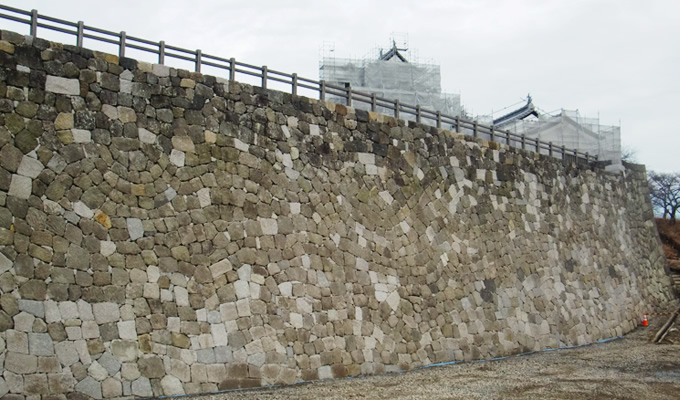 写真：石垣の修復を終えた本丸南面の状況（2014年12月）