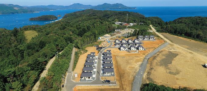 写真：造成が終わり，復興住宅が竣工した離半島部の出島地区（2014年10月）