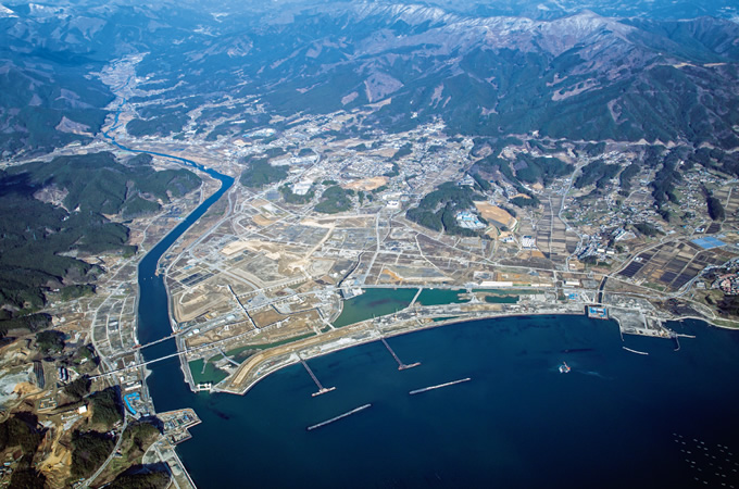 写真：陸前高田の海岸線に，2本の防潮堤が再び姿を現しはじめた（2014年12月）