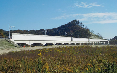 写真：高架橋は全長385ｍ，橋脚の最高高さ12ｍ。松島の景観に配慮した長大スパンで，梁下を曲線としている（2014年11月）