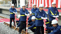 写真：新東名駅にて行われた締結式の様子