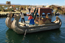 写真：交通手段は，トトラでできたバルサと呼ばれる舟