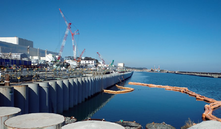 写真：閉合した海側遮水壁