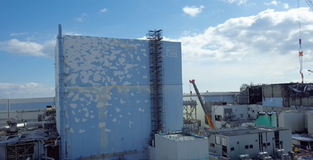 写真：福島第一原子力発電所2号機と3号機（右奥）