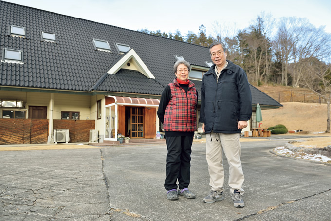 写真：「ファームハウス都路」をバックに呑田理美子さん（左）と本田豊所長