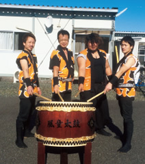写真：「小浜風童太鼓」代表・榎内正和さん（左から2人目）とメンバー（右から2人目：「倉伸」・猪狩考平職長）　写真：猪狩さん提供