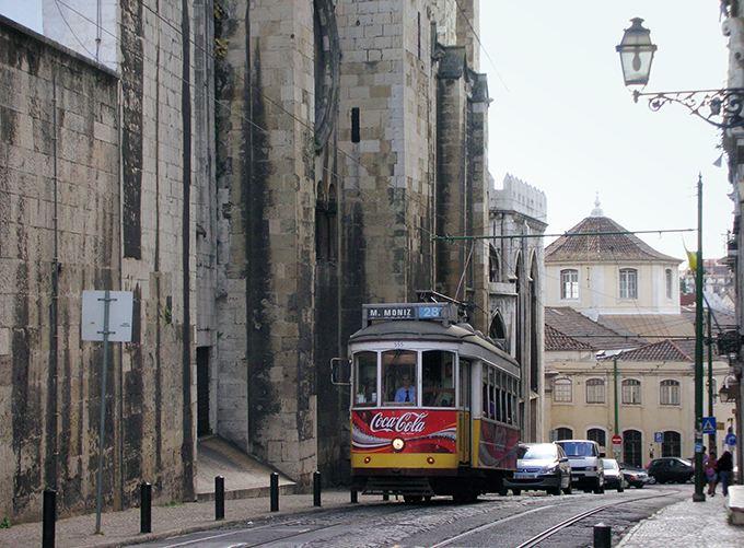 写真：リスボン大聖堂の脇の坂を上る28系統トラム