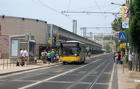 写真：15系統トラムの軌道と停留場は一部をバスと共用