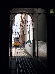 写真：建物の中にある駅を出て坂を上るビッカ線車両