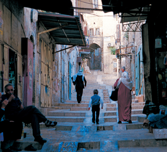 写真：エルサレム旧市街は起伏に富み，坂の街でもある