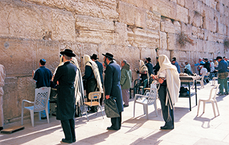 写真：嘆きの壁に向かい祈りを捧げる人たち