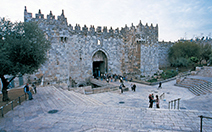 写真：旧市街地の外側からダマスカス門を眺める