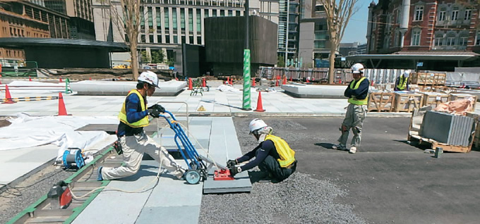 写真：御影石による自然石舗装