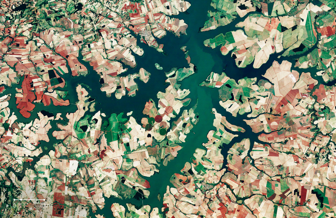 図版：川と“テーラ・ロシャ”が織りなす農地（プリメイロ・デ・マイオ，ブラジル）